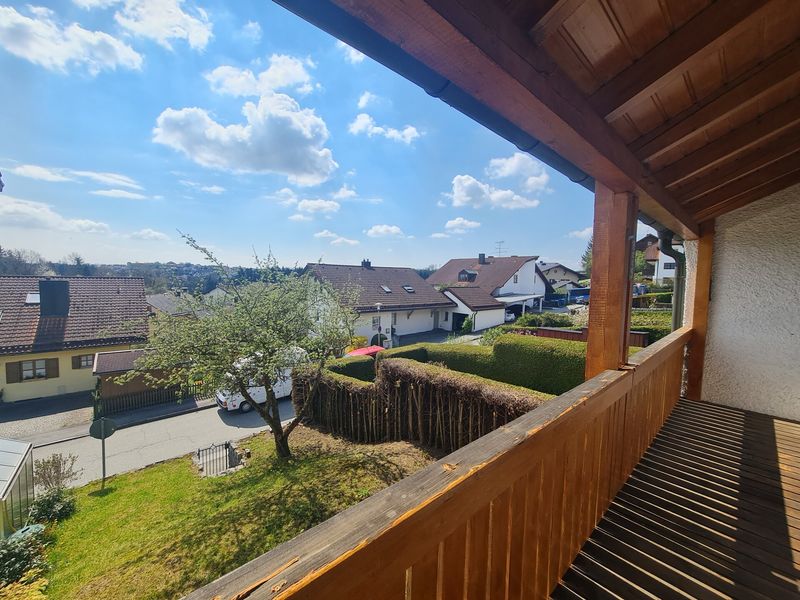 Hier wohnt Ihr Herz!
Tolles, sonniges und bezahlbares Wohlfühlhaus mit Garten, Garage und Aussicht.